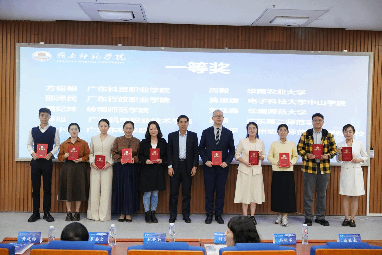一等奖颁奖现场(右四潘妃妹).png 一等奖颁奖现场(右四潘妃妹).png